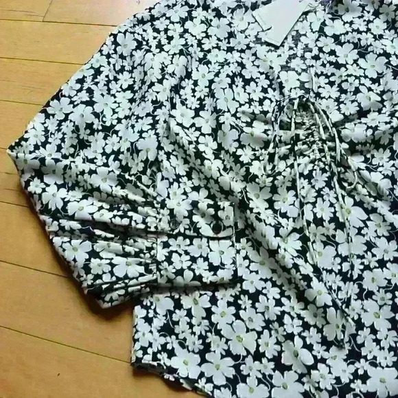 Rebecca Taylor | Black & White Floral Drawstring Paige Fleur V-Neck Top Size 0 - Picture 7 of 12
